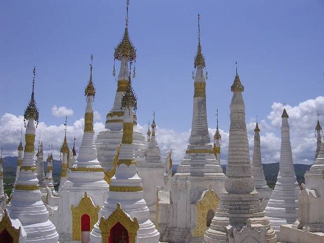 インレーの湖の中のパゴダ