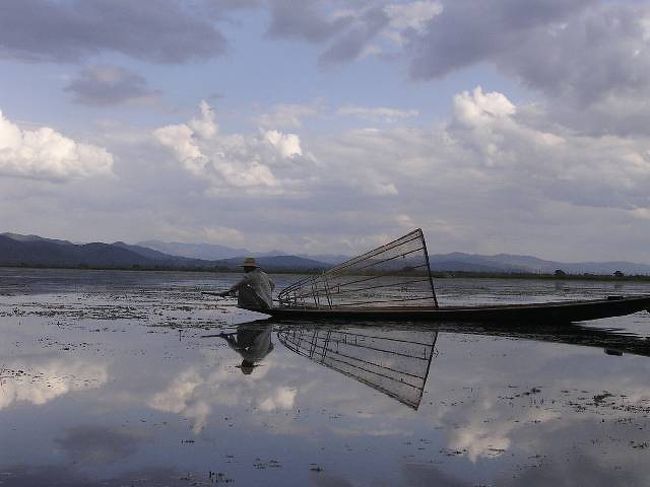 インレーの釣り人<br />かごで魚を追い込み、銛で突く