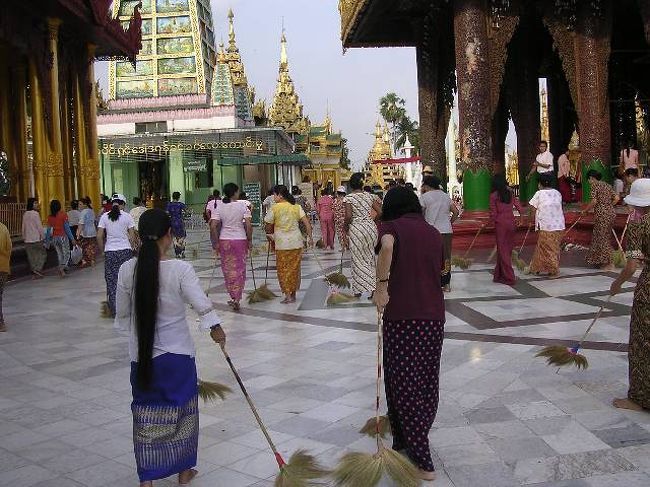 ヤンゴンでパゴダを掃除する人々