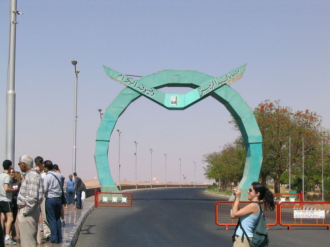 何だろう？歓迎のゲート？アスワンハイダムは軍事的な意味でビデオ撮影禁止。