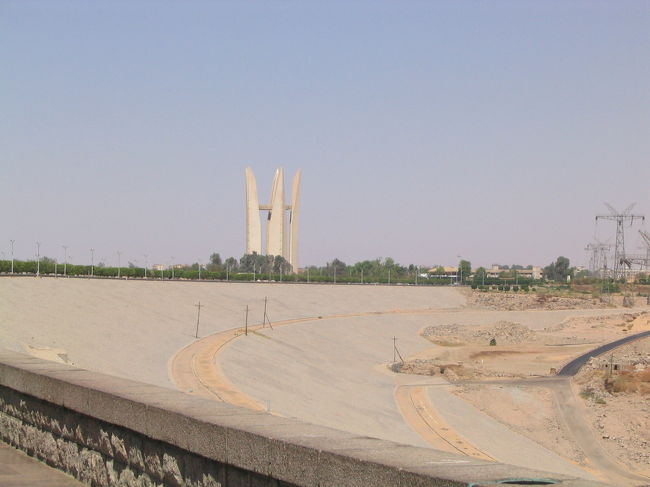 アスワンハイダム記念塔。旧ソ連の協力で１９６４年にダム建設。７２年に十分な農業用水と電力確保が可能に。その反面、毎年起こっていた洪水がなくなり下流域に養分を含んだ土が運ばれず、土地がやせて塩害が発生したり、ナーセル湖の水が蒸発して雨が降り、遺跡を削り取ってしまうなどの問題も発生。受け売りですが・・