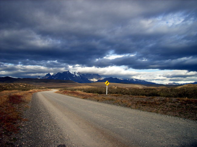 9:00にパイネ国立公園を出発。プンタ・アレナスに向かいます。<br />道中はなぜか「母を訪ねて三千里」のテーマが流れ、マルコは子供なのにこんな荒野を1人で旅したんだなぁ、と思うと涙が出てしょうがなかった。（ちなみにマルコはパタゴニアには来てません、彼はアルゼンチンの北側を旅したので語弊があるけどそこら辺は見逃して欲しい）<br />正直、ここまではパタゴニアまで来たけどどうよ？という感じだったのが「これだー」ってやっと来た感じ。時差か？