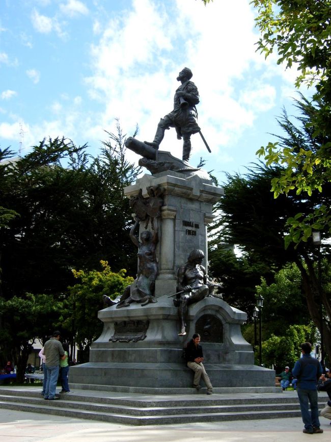 アルマス広場のマゼラン像。先住民の脚に触ると幸せになるというので…