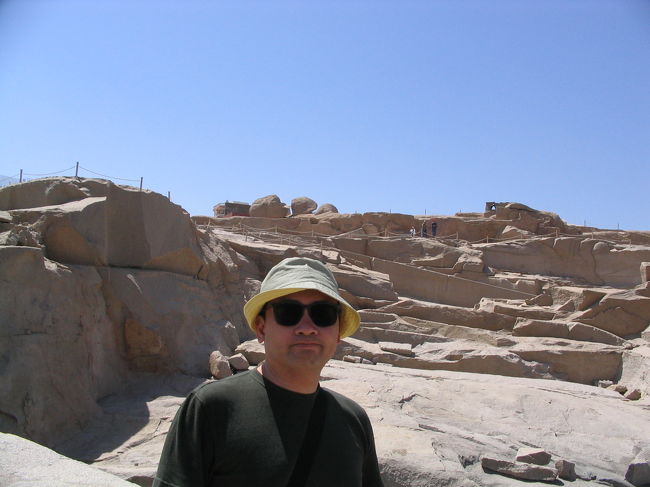 古代の石切り場。上の方に切りかけのオベリスクが。