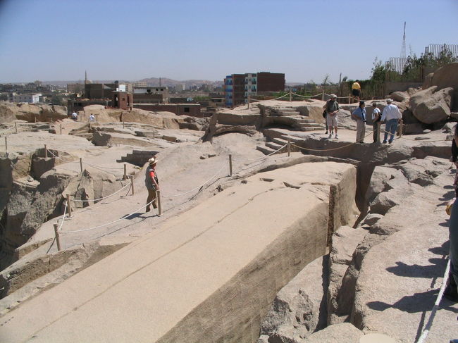 途中でひびがはいり、放置されたとか。