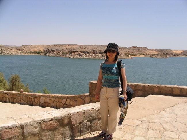 部屋の前には、ナーセル湖。アブシンベル神殿へはバスで数分。