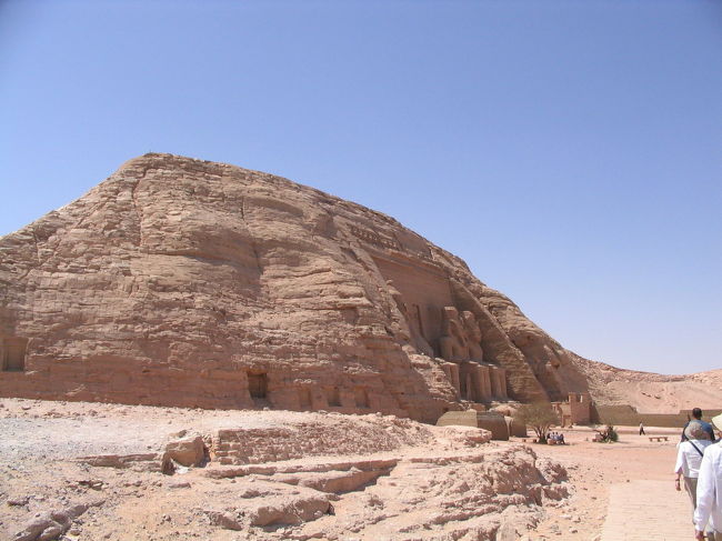 ゲートを抜けて少し歩くと大きな岩山が。