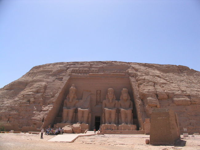 アブシンベル大神殿。ラムセス２世４体の坐像。高さ２０m