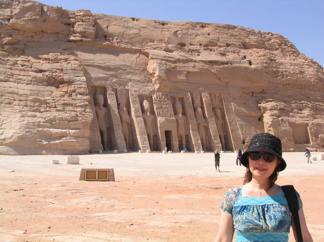 こちらは小神殿。ラムセス２世が第一王妃ネフェルタリのために建てた神殿。像の高さは１０mほど。