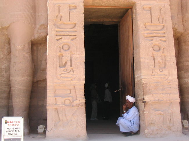 小神殿の門番。ガイドブックそのもの。