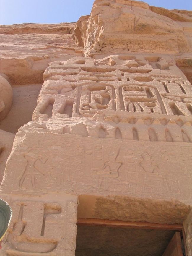 その門の上方。掘りの深いこと。