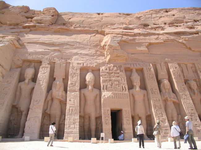 小神殿。ネフェルタリがラムセス２世にはさまれ守られるようにたっている。