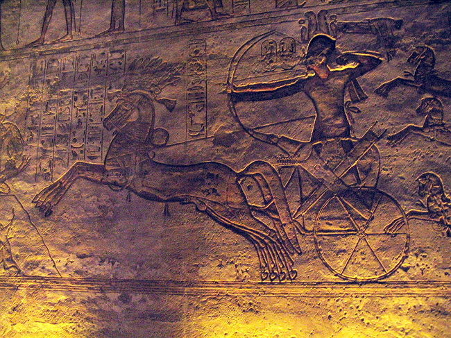 大神殿の中。馬の脚の数が多いのは、それくらい早く走っている様を表現しているとのこと。