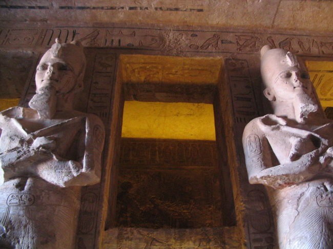 これもラムセス２世像。オシリス柱。高さ９m。８体あり