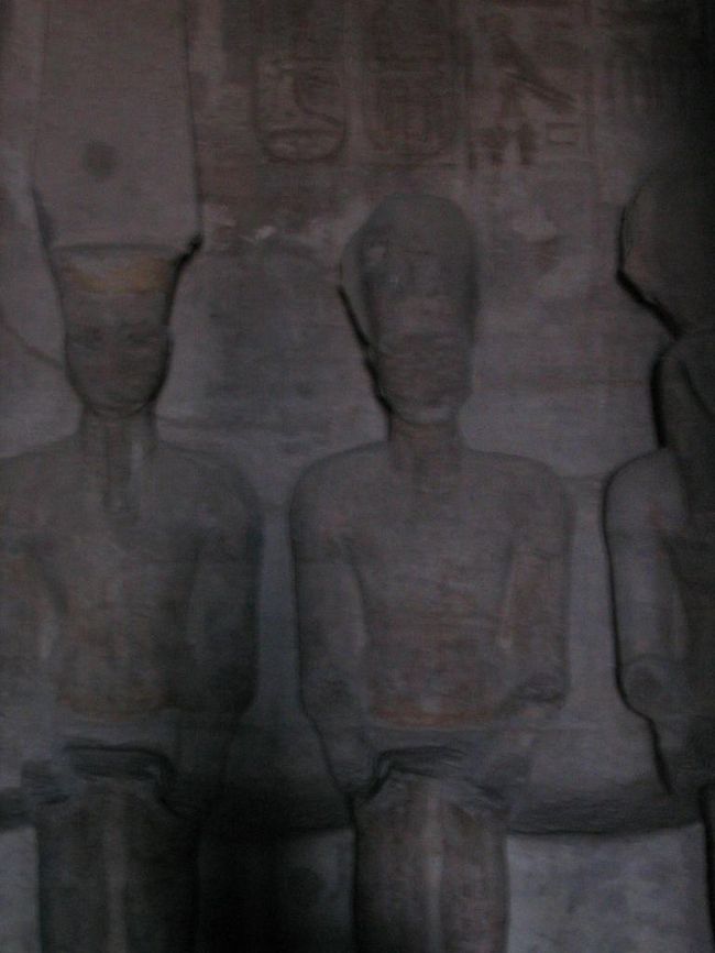 一番奥の至聖所。年に２回、ラムセス２世の誕生日２月２２日と即位の日である１０月２２日に朝日がここまで１直線に差込み、右から順々に神々の像（太陽神ラー、神格化されたラムセス２世、王の守護神アメンラー）を浮かび上がらせ、一番左の宇宙の創造神プタは闇の神のため、光は当たらないとか。そして、アスワンハイダム建設に伴う水没回避のために６０m移築した際に、現代の天文学者が同じ日に同じように陽がさす位置をさぐったはずなのに、なんと１日のずれが生じたとのこと。それを自慢げに語るエジプト人ガイドさん。恐るべし古代エジプト文明！である！