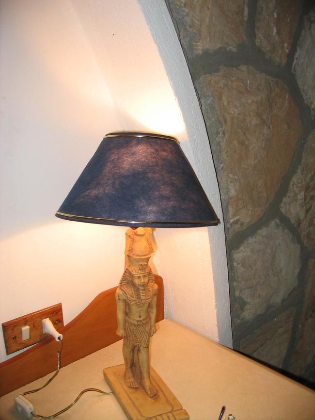 ベッド横のランプ<br />