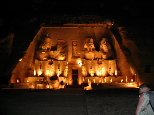 音と光のショー。スペイン語のナレーション。イヤホンで日本語で聴く。大神殿と小神殿をスクリーンに大スペクタクル。きれいだが、写真とっても真っ黒。これはショー終了後にライトアップしてくれたので。