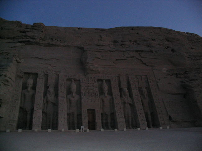 翌朝、５時４５分に御来光を見に神殿へ。