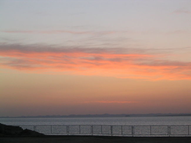 だんだん明るくなってきた。ナーセル湖から日が昇る