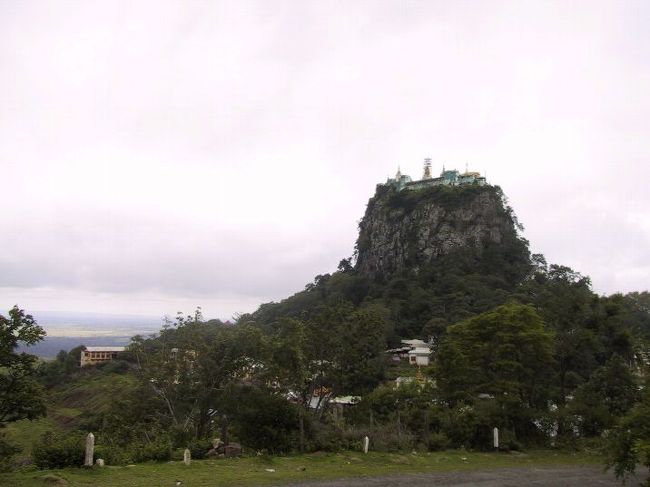 ポッパ山。パガンから車チャータして行きました。$10くらいだったかな。