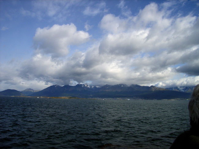 フエゴ島はウシュアイアに入るまでは平坦な風景が続きますが、ウシュアイアは山がちです。