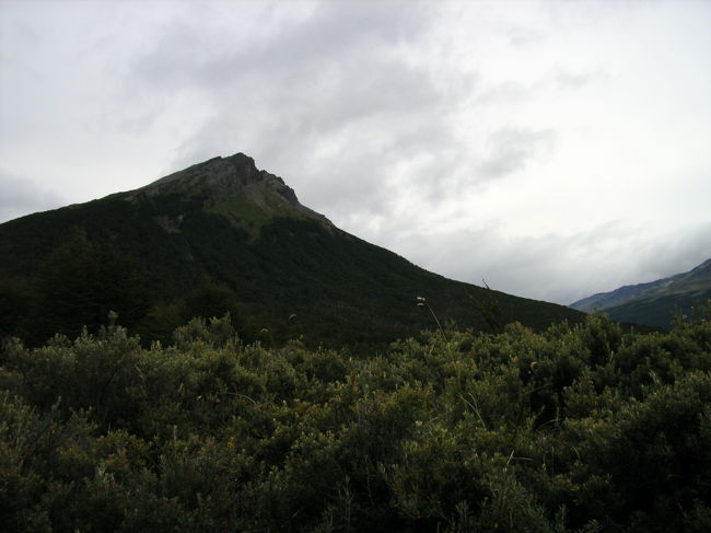 天気は曇り。昨日は雨だったけど今日は降らなそう。でも足下はドロドロ…