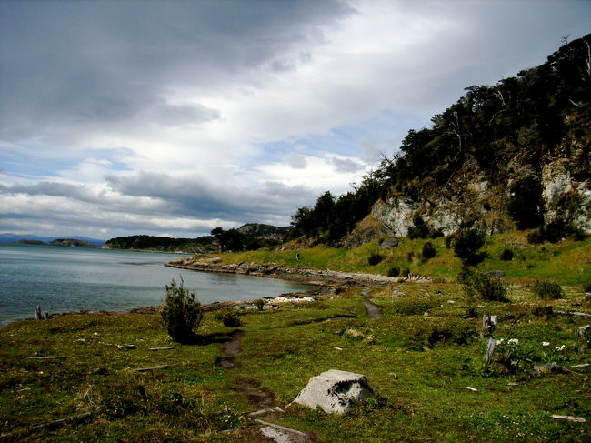 海岸ギリギリの所も歩くし、森の中も歩きます。