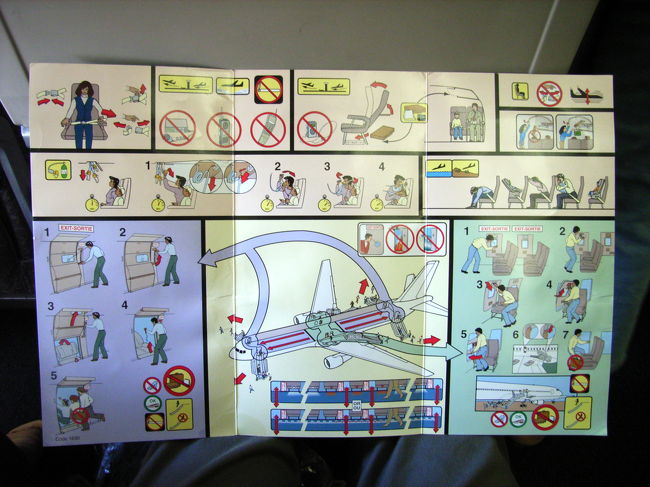 出国にもそんなに時間がかかったり面倒なこともなく、ドル現金払いのみと聞いていた出国税もドルでもユーロでもペソでもカードでも払えたし。<br />エアカナダの非常時の注意リーフレットは手書きのぺたっとした感じの絵。