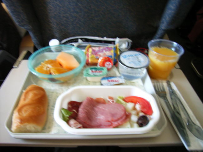 サンチアゴまでの機内で出た昼食。チョコレート、クラッカー、クリームチーズはマスト。