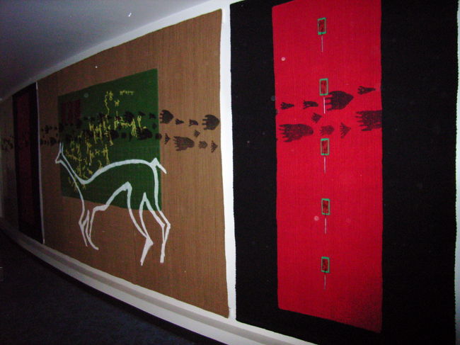 サンチアゴ空港。トランジットでも全員おろされて手荷物検査がある。後は機内の殺虫もしているようだった。<br />なんとここでビニール製のカバンカバー（宅配便なんかでかけられるやつ）を落としてしまいガックリ。ラピスラズリも素敵だったけど予算オーバーのため見るだけ。