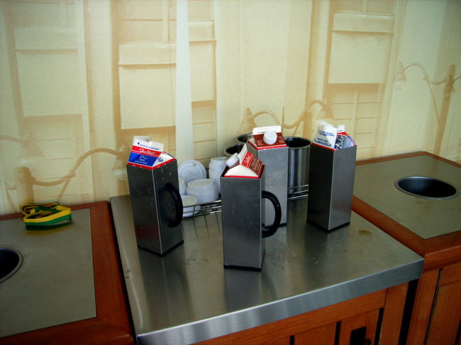 空港内のカフェで。牛乳パックそのまま。品質は大丈夫なのか？