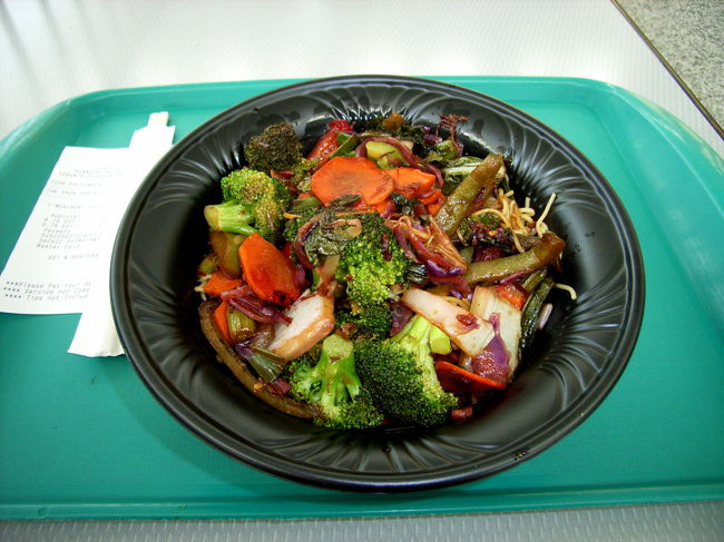 搭乗すればすぐに昼ご飯が出るんだろうけどなんとなく食べた焼きそば。まずかった。残した。これは食べてはいけない。<br />搭乗口の側のスタンドで食べていたら、搭乗30分ほど前になって搭乗口変更が。しかも最初の搭乗口から離れた所。あわてて移動。