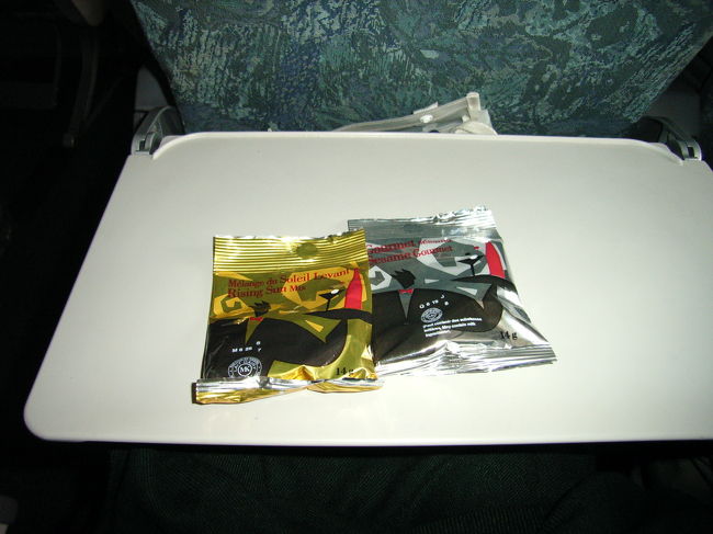 いよいよ離陸。滑走路を加速し始めた所で急に減速して滑走路脇に機体が寄る。整備不良らしく3時間その場で待たされ、スナックと水が配られる。修理が終わったらすぐに出るのかと思ったら、乗務員の勤務時間が長時間になるので交代要員を待ちさらに1時間。おいおいおいおい。