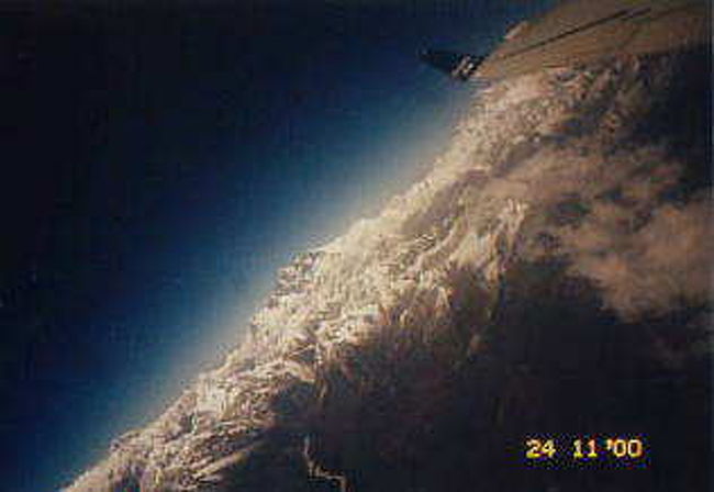 ヒマラヤを飛行機から見下ろす