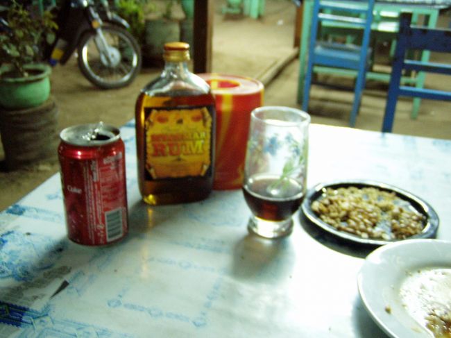 　部屋に入り荷をほどき、とりあえずやることがないので、シュエズィゴンパヤーへお参りに行った。<br />　シュエズィゴンはヤンゴンのシュエダゴン(紛らわしい)に比べ、その巨大さ、重厚さでは及ばないものの、町のお寺という感じで、親しみやすい。ひととおりお参りして、帰ろうとしたら、僕が歩いてきた参道が既に閉鎖されていて別の参道からしか出られなかった。見たことのない参道で、出たところもさっぱりわからず、おまけにすっかり暗くなってしまい、人に聞きながら何とかメインロードに出、ホテルに帰った頃には7時になっていた。1時間半もシュエズィゴン周辺でうろうろしていたことになる。