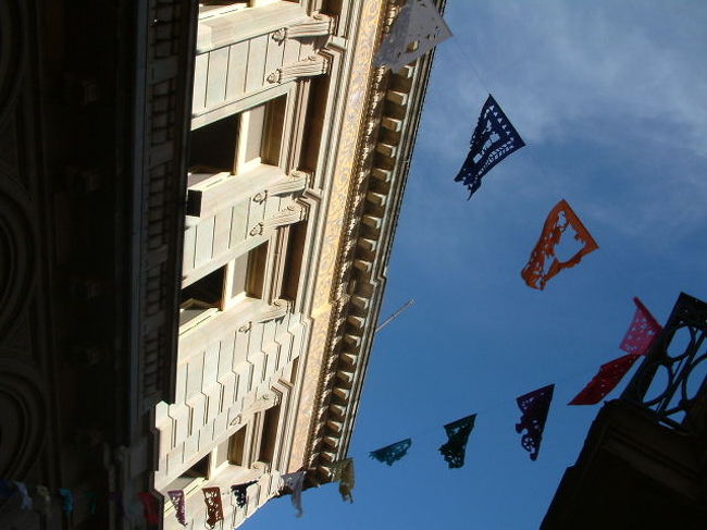 セマナサンタのお祭り前だったので、町中に飾りつけがされていました