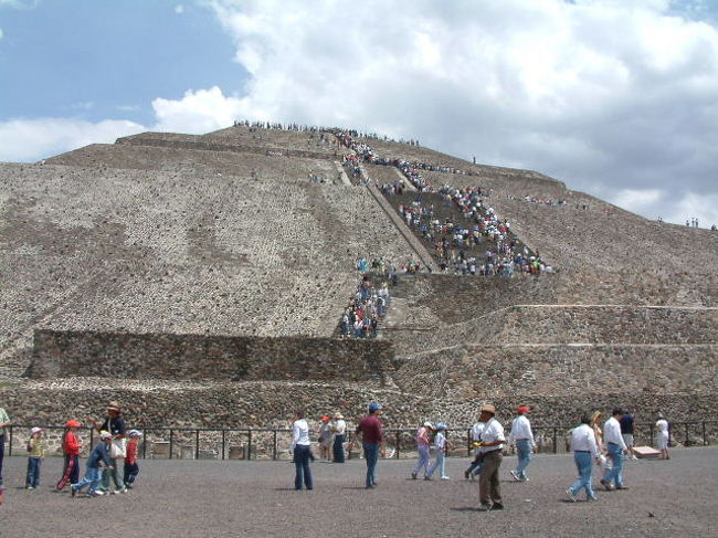 ティオティワカンのピラミッド<br />メキシコシティの郊外・メキシカン友達が案内してくれました