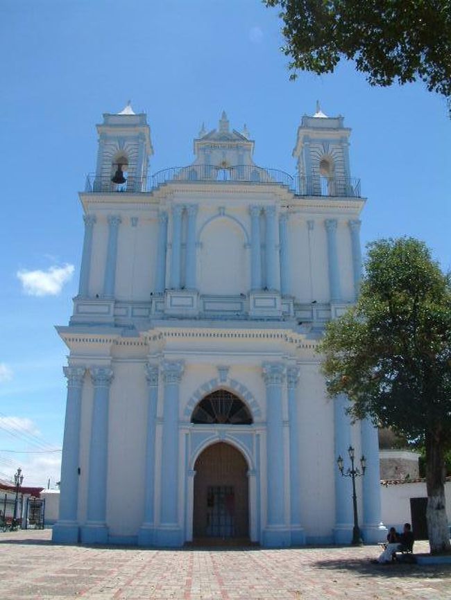 サンクリスルデラスカサス<br />かわいい色の教会