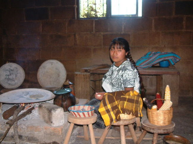 トルティーヤを作っている女性