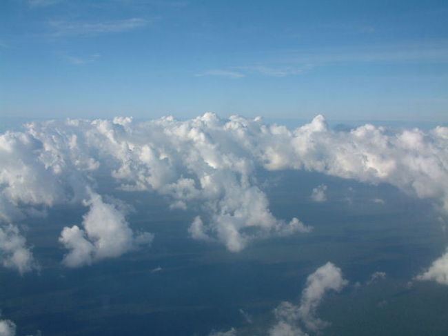 飛行機から海を見下ろす