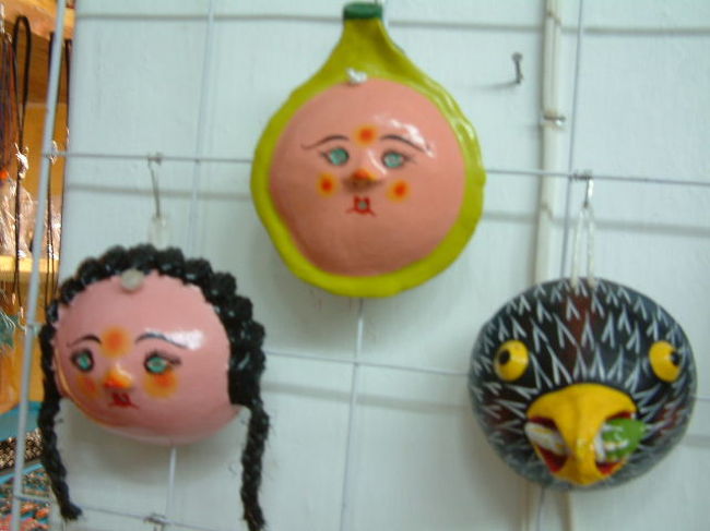 ココナッツで作ったお面もいたるところで売られている