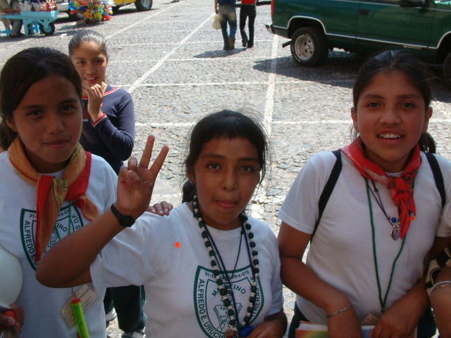 修学旅行中（？）の子供に取り囲まれました