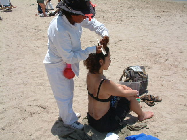 髪の毛を編んでもらう