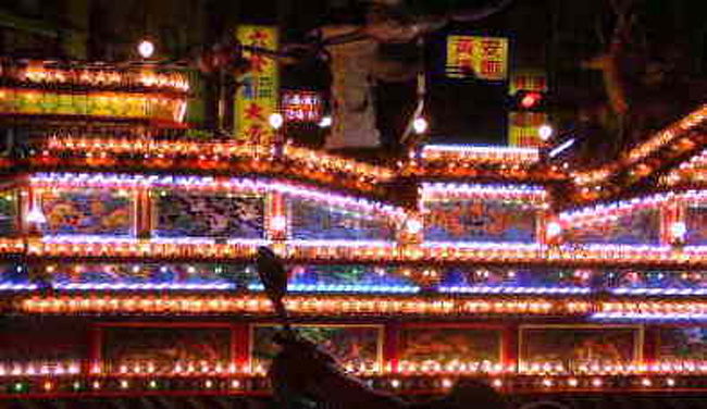 台中にてなんかのパレード？？爆竹と共に山車が通り過ぎる