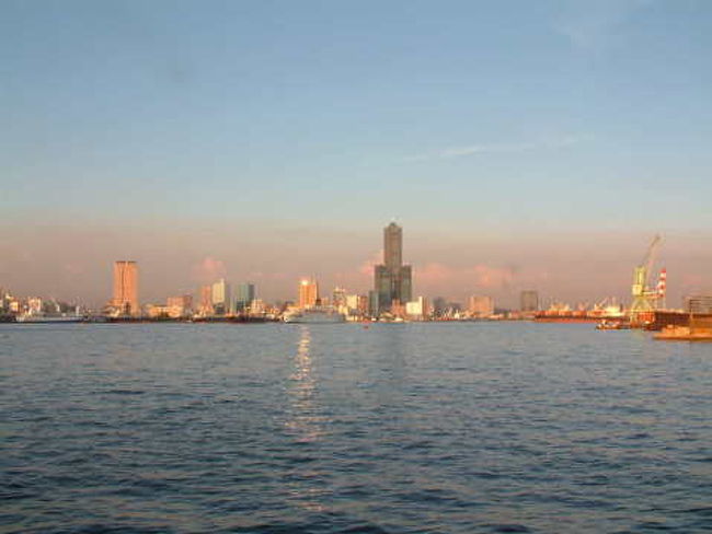 フェリーから高雄を望む