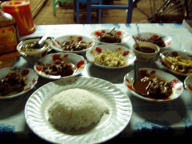 　一旦ホテルに戻り、ウィンウィンへのみやげを持ってアウンヤダナーレストランへ向った。それにしても重い。こんなものよく背負ってきたものだ。レストランに着くと一番奥の席でウィンウィンが大きく手を振っていた。近づいて握手をして、型どおりの挨拶を交わした。「商売はどう？」「あんまりよくないわ」「カメラマン氏は、水掛祭りの時は満員御礼だったって言ってたよ」「あの時はさすがに儲かったわ。ヤンゴンから大勢ツアー客が来てくれたもの。おかげで弟の学費を賄えたわ」。カメラマン氏とはミャンマー関連のサイトで知り合った日本人の友人で、年2回はバガンに来るバガンフリークのこと。彼もすっかりこのレストランを気に入ってくれ、バガンへ来た時は入り浸っているようだ。イニシャルにすればいいのだがそれだとＮさんとなってしまう。ヤンゴンの友人もＮさんだし、彼もＮさんだし、僕もＮだからややこしい。だからカメラマン氏としておく。<br />　「カメラマンさんは水掛祭りで風邪をひいたらしいね」「そうなの。水かけられて体が冷えて、太陽に晒されて体温がまた上がって、また水かけられて体温下げての繰り返しで調子悪くしたんじゃない？」「おまけにあちこちの家に招かれてご飯を腹いっぱい食べてるし」．．．としばらくカメラマン氏の話で盛り上がった。<br />　下から２番目の妹が何も言わずミャンマービールとグラスを持って来てくれた。今晩はゆっくり飲みたいと思ったので、それを断ってミャンマーラムを頼んだ。<br />　ミャンマーラムは100円もしない酒だけあって、大したものではないのだが、ほのかにラムの香りがする。僕がストレートであおっているとウィンウィンは眉をしかめ「コーラで割りな」と言ってコーラをどぼどぼと注いだ。おれはストレートの方がいいんだけどな。ラムのコーラ割りはまあスタンダードだが、甘すぎていやなのだ。<br />　ひととおり飲んだ後ビーフカレーを頼んだ。数種類の副菜付きだ。副菜は口に合うもの合わないものさまざま。<br />僕の口に合ったのは、豆の和え物と煮干の揚げ物くらいだった。カレーはうまかった。気を利かして妹がカレーのおかわりを持ってきてきれたが、２杯目はなぜかあまりうまくなかった。<br />　飲んで食って飲んでいるうちに10時になってしまった。ホテルのゲートが閉まる時間だ。そろそろ帰らないと。「じゃ、勘定」「ノーノーノー、今日はいいわよ」。ありがとう、いい気分だ。<br />　ホテルに戻り、シャワーも浴びずに寝た。