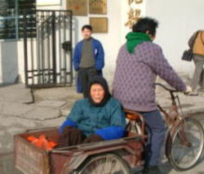 リアカーに乗っているおばちゃん<br />かわいい