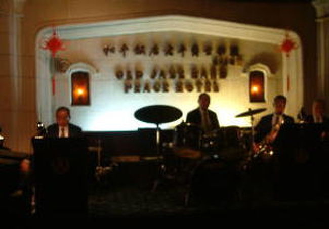 和平ホテルのオールドバンド<br />いぶし銀のおじ様方の演奏