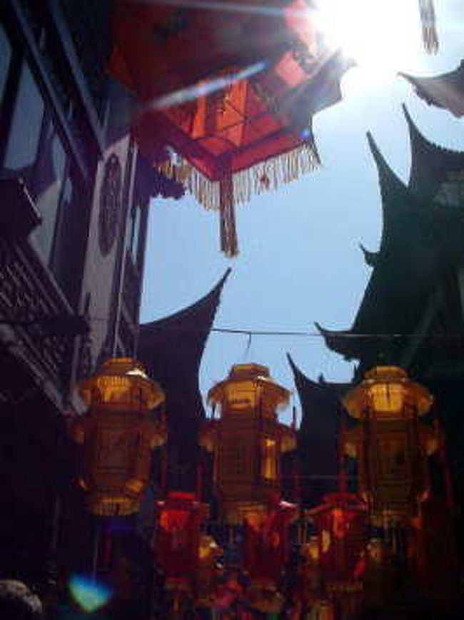 春節の飾りが華やか