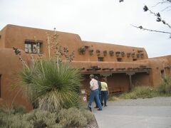 ホワイトサンズ国定公園 White Sands Ntional Monument

まるで粉雪が積もっているようだ。砂丘といっても砂ではなく粉のようでしかも真っ白。石膏の粉だそうだ。砂漠の風紋の写真は見たことがあるが、広大な白い丘一面きれいな模様が広がっているのを実際に見るとまた違った感じがする。

http://www.nps.gov/whsa/